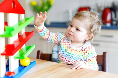 Eğitici oyuncaklar evde çocuk odası oynayın sevimli sevimli güzel küçük bebek kız.