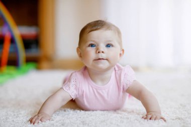 Beyaz güneşli yatak odasındaki bebek portresi. Yeni doğan Çocuk Emekleyerek Öğreniyor.