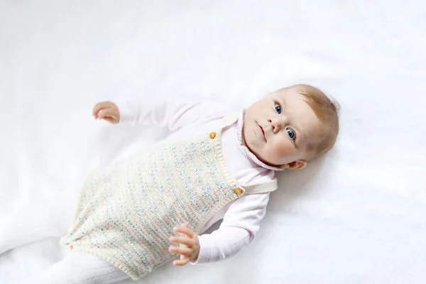 Retrato de bebê bonito menina vestindo roupas vintage . — Fotografia de Stock