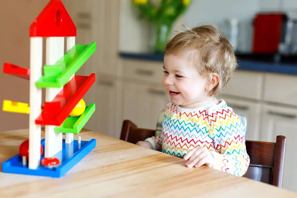 Adorabile carino bella bambina che gioca con i giocattoli educativi a casa o vivaio . — Foto Stock