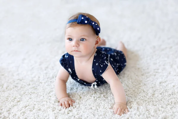 Linda niña adorable en ropa azul y diadema . — Foto de Stock