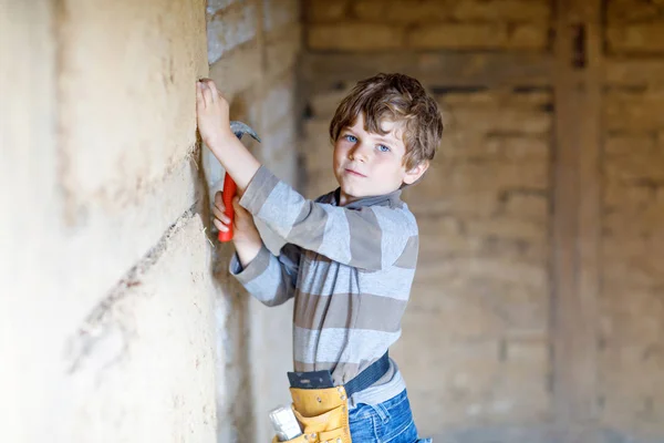 Mały chłopiec dziecko pomaga z zabawkami narzędzia na stronie construciton. — Zdjęcie stockowe
