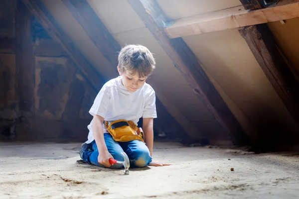 Menino ajudando com ferramentas de brinquedo no site construciton . — Fotografia de Stock
