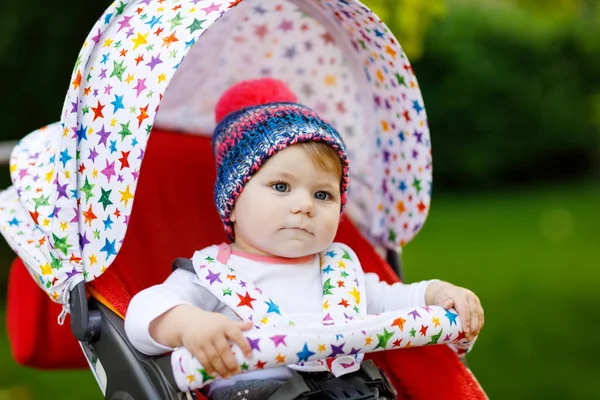 Schattig klein mooie babymeisje van 6 maanden zit in de kinderwagen of wandelwagen en wachten voor moeder — Stockfoto