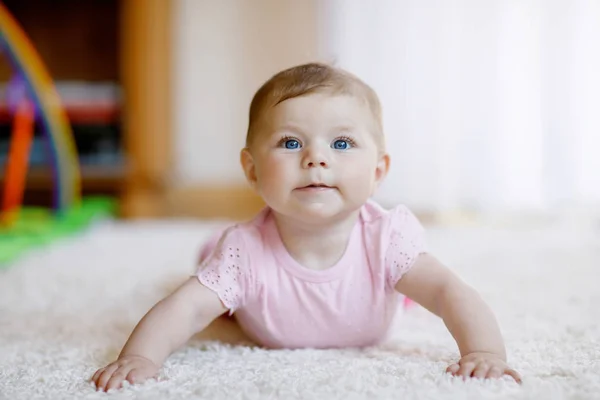 Portrait Von Baby Girl In White Sunny Schlafzimmer. Neugeborenes Kind lernt kriechen. — Stockfoto