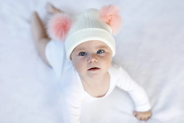 Lindo niño adorable bebé con sombrero blanco cálido y rosa con lindas bobbles —  Fotos de Stock