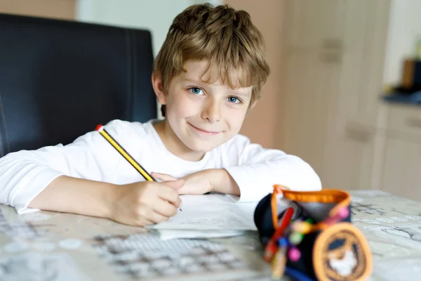 Enfant fatigué garçon à la maison faire des devoirs écrire des lettres avec des stylos colorés — Photo