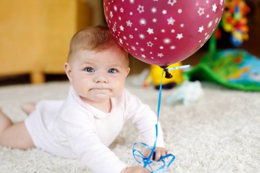 Tarama, kapma kırmızı hava balonu ile oynarken şirin bebek