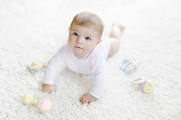 Bonito bebê menina jogar com colorido pastel vintage chocalho brinquedo — Fotografia de Stock