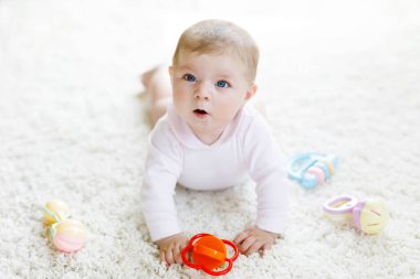 Renkli pastel, eski model çıngıraklı yılanla oynayan tatlı bir kız.