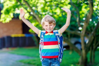 okul çantası okula ilk günü olan küçük çocuk çocuk