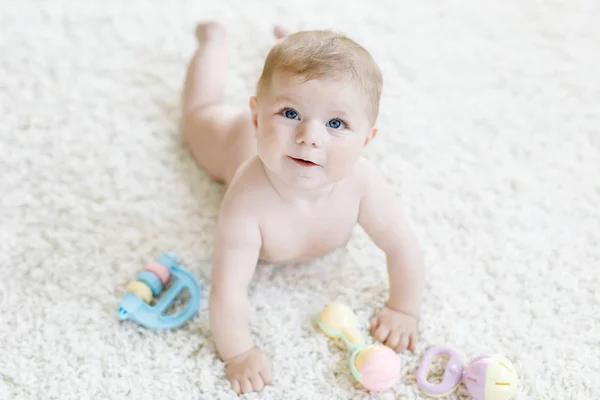 Милая девочка играет с красочной пастельной винтажной игрушкой — стоковое фото