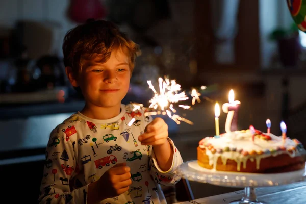 Adorabile felice ragazzo biondo bambino che celebra il suo 7 compleanno . — Foto Stock