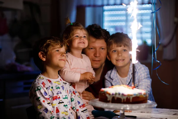 Malý chlapec a rodina, otec, bratr a dítě matku s dětmi slaví narozeniny — Stock fotografie