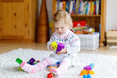Bebek toddler kız kreş eğitici oyuncaklar ile oynama