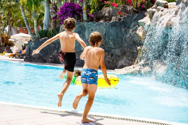 Zwei Fröhliche Kleine Jungen Springen Den Pool Und Haben Spaß — Stockfoto