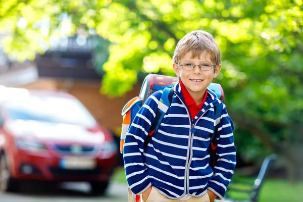 学校の最初の日にランドセルを持った少年キッド — ストック写真