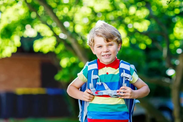 Niño pequeño con mochila escolar en el primer día a la escuela —  Fotos de Stock