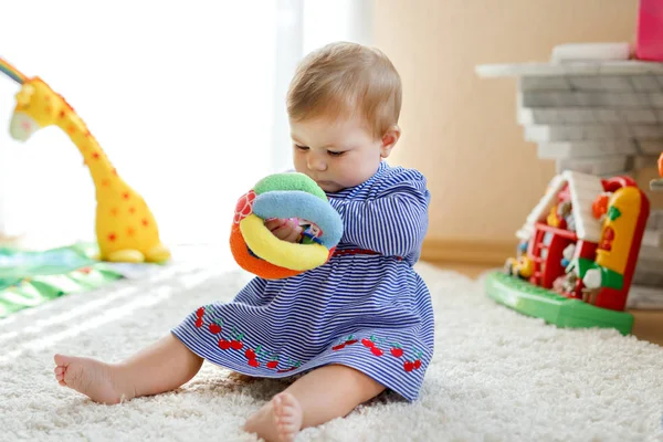 Söt liten flicka leker med pedagogiska leksaker i barnkammaren — Stockfoto