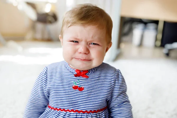Sevimli küçük üzgün bebek kız ağlıyor. Kapalı oturma ve sahip yorgun ya da aç çocuk gözyaşları — Stok fotoğraf