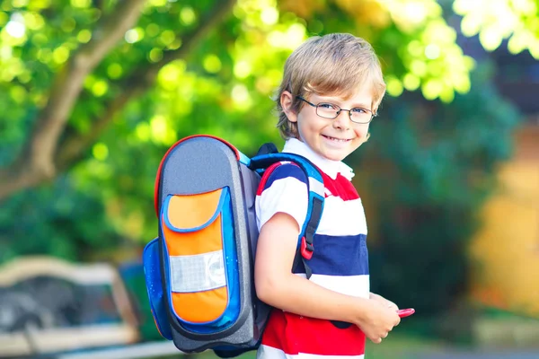 Niño pequeño con mochila escolar en el primer día a la escuela —  Fotos de Stock