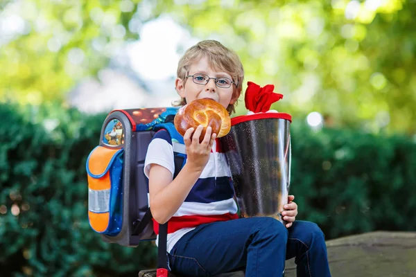 Liten unge pojke med skola skolväska första dagen till skolan — Stockfoto