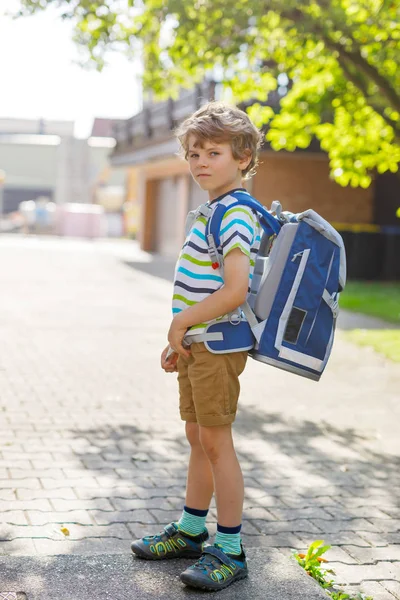 Liten unge pojke med skola skolväska första dagen till skolan — Stockfoto