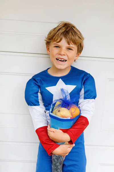 Niño pequeño con el bolso tradicional de la escuela alemana en traje de superhéroe — Foto de Stock