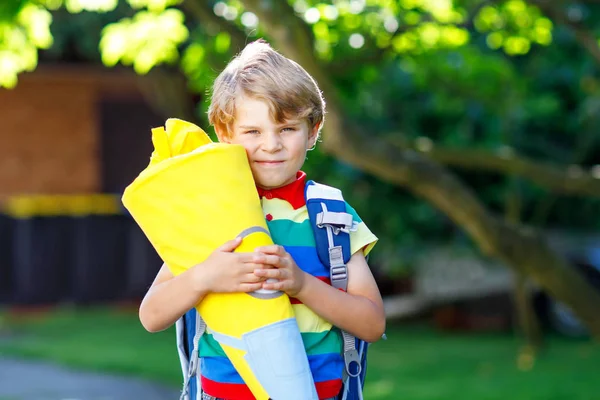 快乐的小男孩 穿着五颜六色的衬衫 背包或背包 传统的德国书包锥叫Schultuete 第一天上学就带着礼物 阳光温暖的日子里 孩子们在户外 — 图库照片