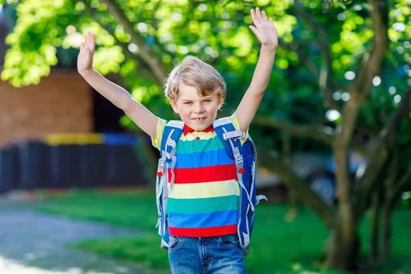 Niño pequeño con mochila escolar en el primer día a la escuela —  Fotos de Stock