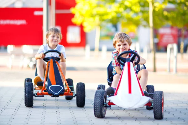 Dois Garotinhos Ativos Dirigindo Carro Corrida Pedal Jardim Verão Livre — Fotografia de Stock