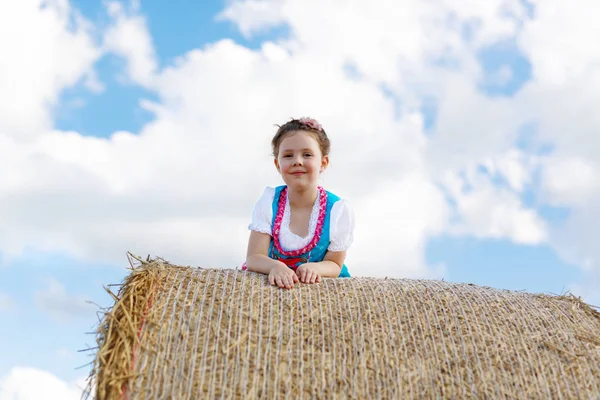 Nettes kleines Mädchen in bayerischer Tracht im Weizenfeld — Stockfoto