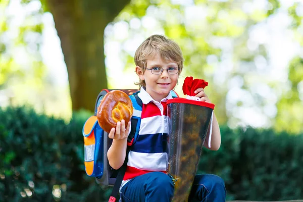 Ragazzino con cartella scolastica il primo giorno a scuola — Foto Stock