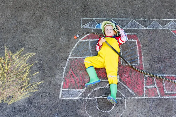 Kleiner Junge Feuerwehruniform Hat Spaß Mit Feuerwehrauto Bild Zeichnung Mit — Stockfoto