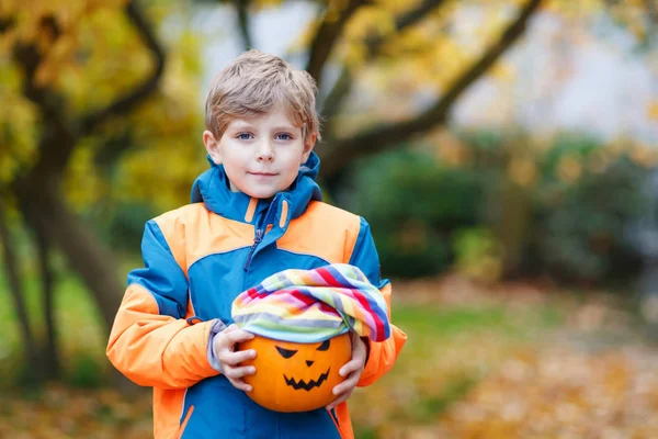 Niño lindo feliz con linterna de calabaza de halloween en autu — Foto de Stock