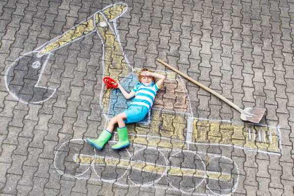 Niño divertido con foto de tiza excavadora — Foto de Stock