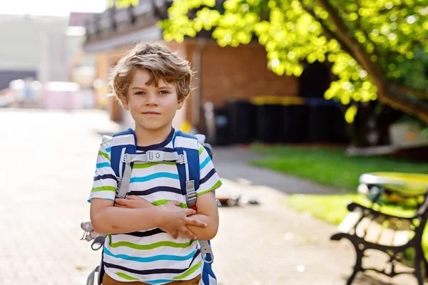 Kleiner Junge mit Schulranzen am ersten Schultag — Stockfoto