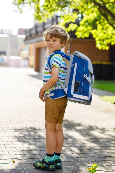 Kleiner Junge mit Schulranzen am ersten Schultag — Stockfoto