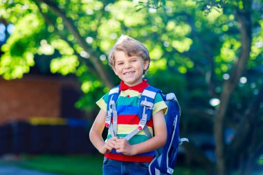 okul çantası okula ilk günü olan küçük çocuk çocuk