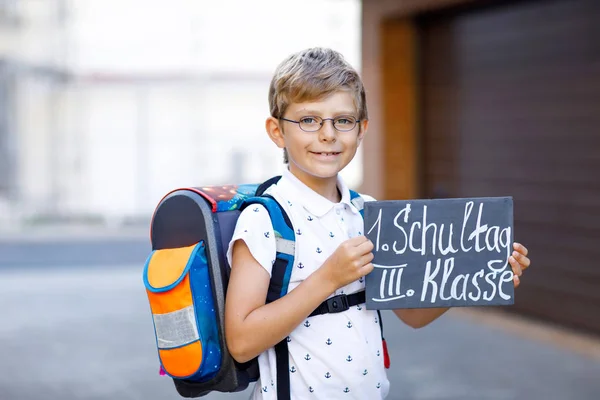 Щасливий Малюк Хлопчика Окулярів Рюкзак Або Сумка Schoolkid Дорозі Школи — стокове фото