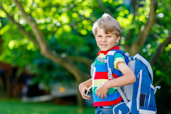 Dítě chlapec s školní brašnu na první den do školy — Stock fotografie