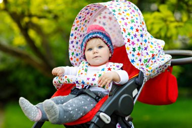 Sevimli küçük güzel bebek kız çocuk arabası ya da bebek arabası oturan ve anne için bekleyen 6 ay