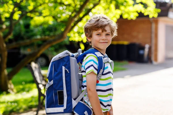 Jongen-jongetje met school satchel op eerste dag naar school — Stockfoto