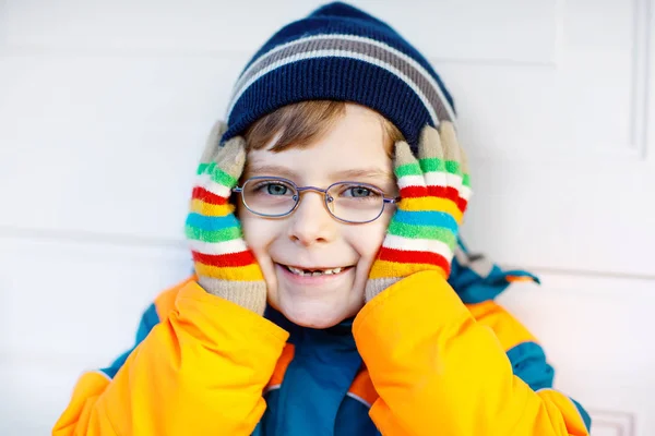 Porträtt av lilla söta skola unge pojke med glasögon — Stockfoto