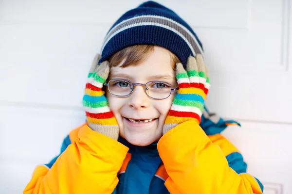 Porträt eines kleinen süßen Schuljungen mit Brille — Stockfoto