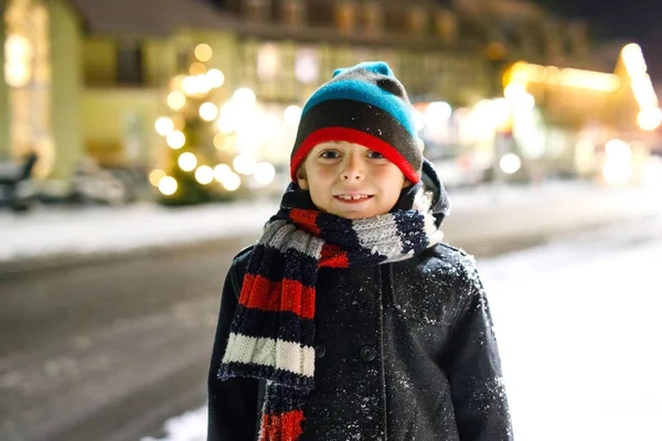 Happy kid boy having fun with snow in winter — Stock Photo, Image