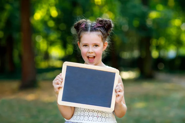 Glad Liten Unge Flicka Håller Tom Krita Skrivbord Händer Schoolkid — Stockfoto