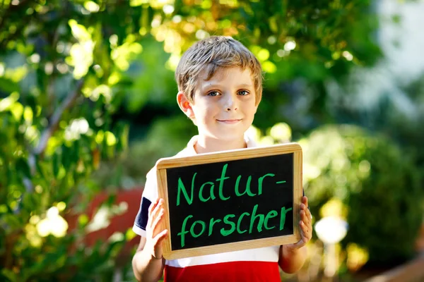 幸せな小さな子供男の子の手でチョーク デスク。屋外の美しい schoolkid の夢の職業としてドイツ語でデスク - 自然科学 - 健康の愛らしい子 — ストック写真