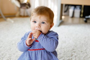 Bebek kız kreş eğitici oyuncaklar ile oynama. Renkli yumuşak oyuncaklar ile eğleniyor mutlu sevimli sağlıklı çocuk. Alıcı topu atma gibi farklı becerileri öğrenme yürümeye başlayan çocuk.