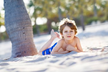 Sarışın küçük çocuk çocuk Miami beach, Key Biscayne üzerinde eğleniyor. Kumla oynayan ve okyanus yakın çalışan mutlu sağlıklı sevimli bir çocuk. Avuç içi, güvenlik ev ve beyaz kum